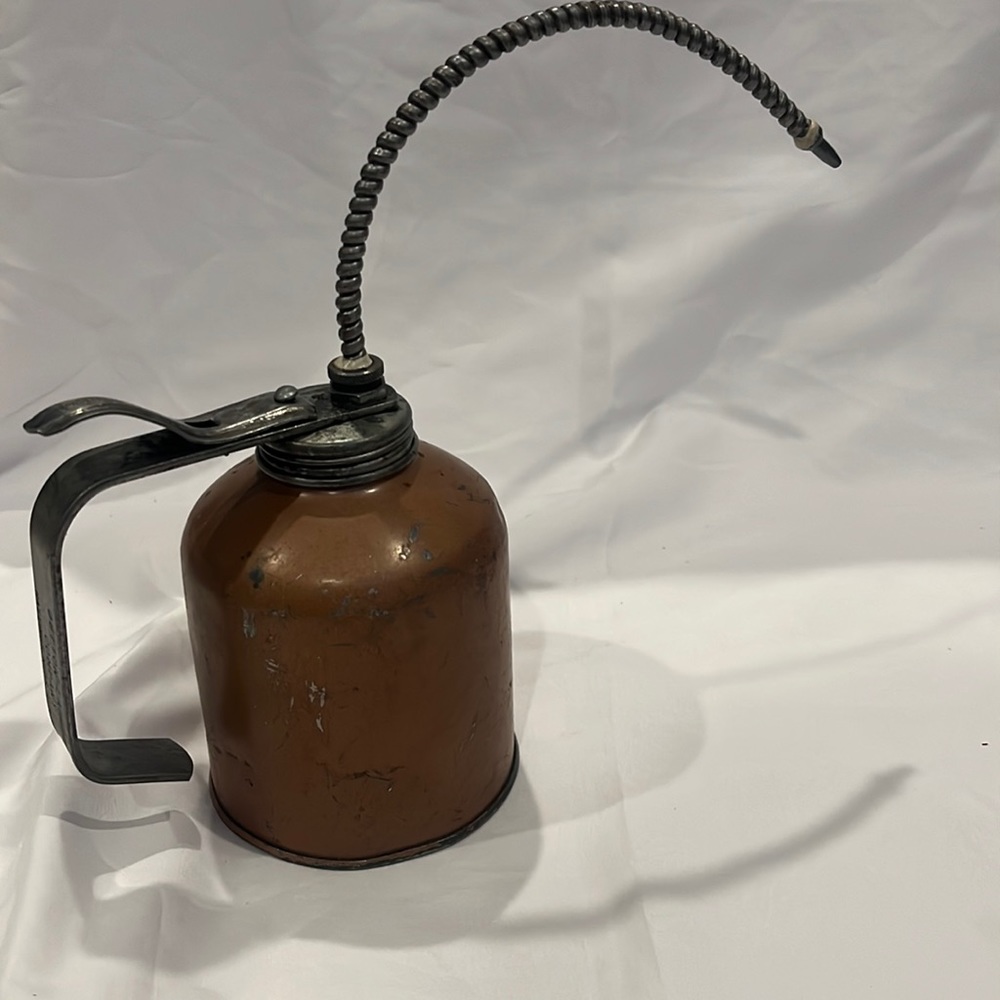 Vintage golden rod oil can with thumb
trigger oiler 13" with gooseneck spout